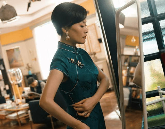 风韵|被邬君梅穿旗袍惊艳到了，双颊虽有凹陷老态，但有中年女性风韵！