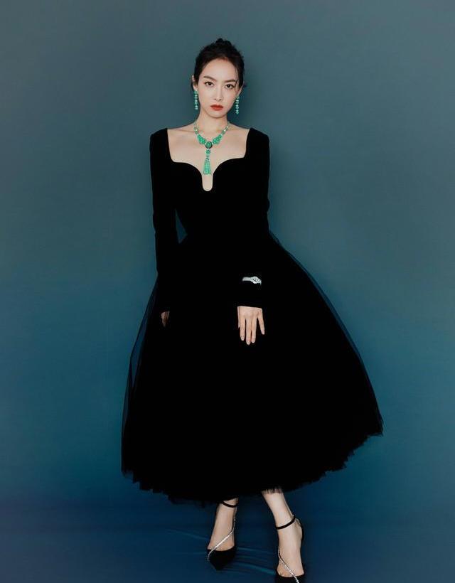 系列|宋茜拍摄杂志大片，选用“百宝箱”系列，古灵精怪明艳动人