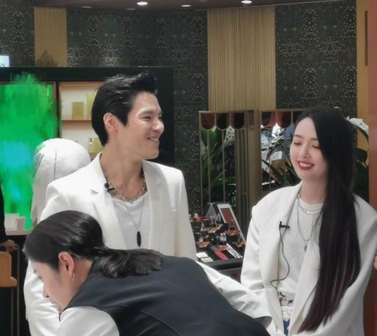 向佐|向佐夫妇录节目被偶遇！郭碧婷被夸白到发光，给女儿挑童装好有爱