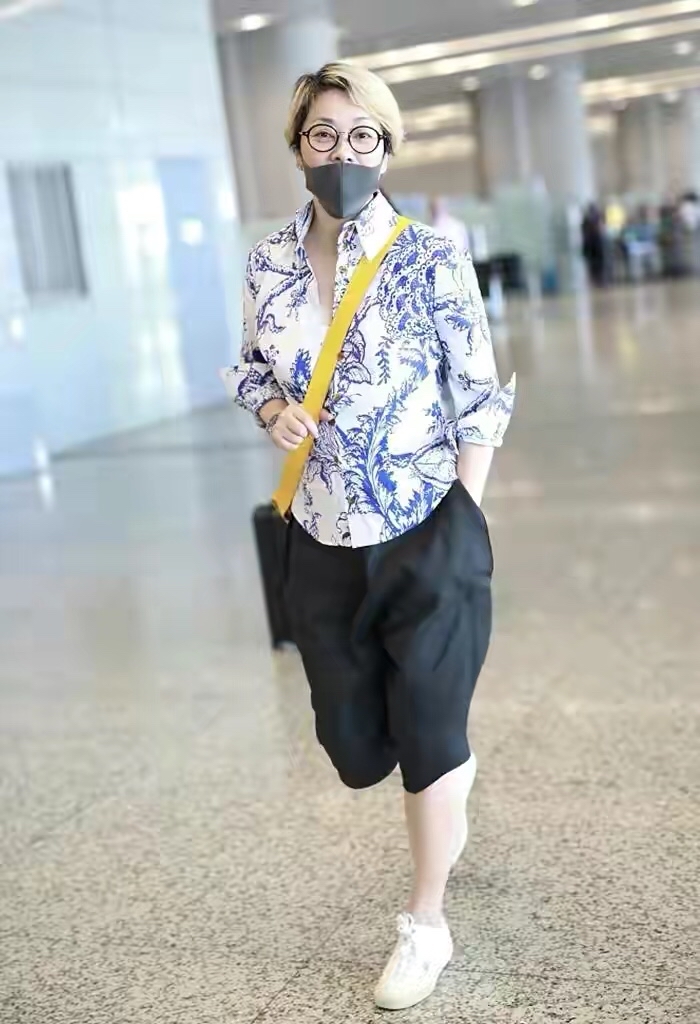 丝巾|毛阿敏穿出奶奶辈的“潮流感”,把丝巾拼在裤子上,比年轻人时髦