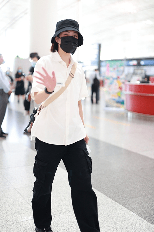 千金|孟晚舟的妹妹姚安娜不像富家千金,穿搭挺普通的,跟路人没区别