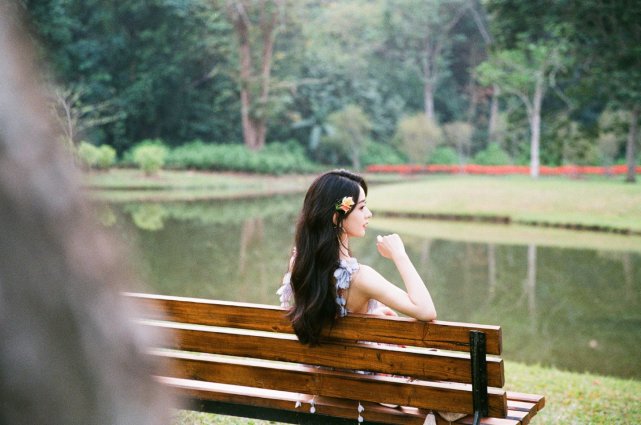 赵丽颖|赵丽颖穿搭愈发大胆起来！穿孔雀裙竟开叉到臀部，戴小花美成花魁！