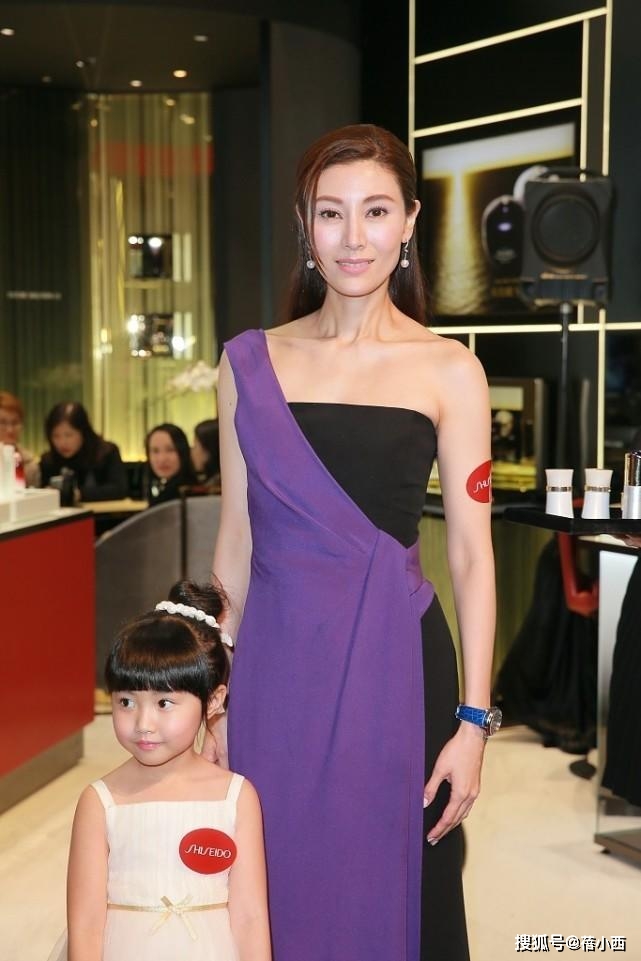 设计|李嘉欣老了也惊艳,一袭斜肩抹胸裙时髦又优雅,原装五官真耐看