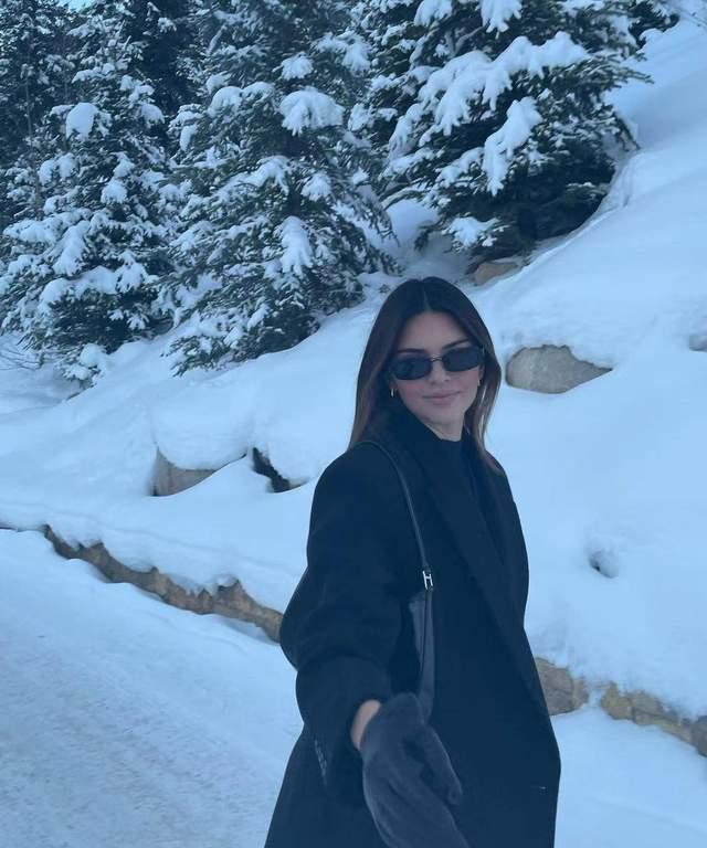 黑色|金小妹雪地里晒美照！裹羽绒服叉腰真会摆拍，肯豆一身黑美得低调