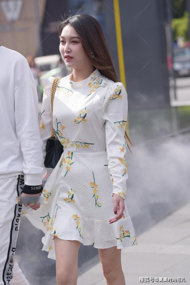 设计|初秋优雅风穿搭,一身简约印花连衣裙搭配高跟鞋,简单大方显气质
