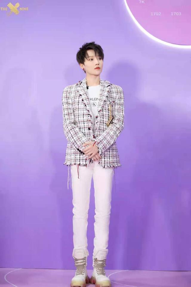 女孩子|女孩子帅气起来就没有男孩子事了，刘雨昕一身粉色西装，尽显时尚