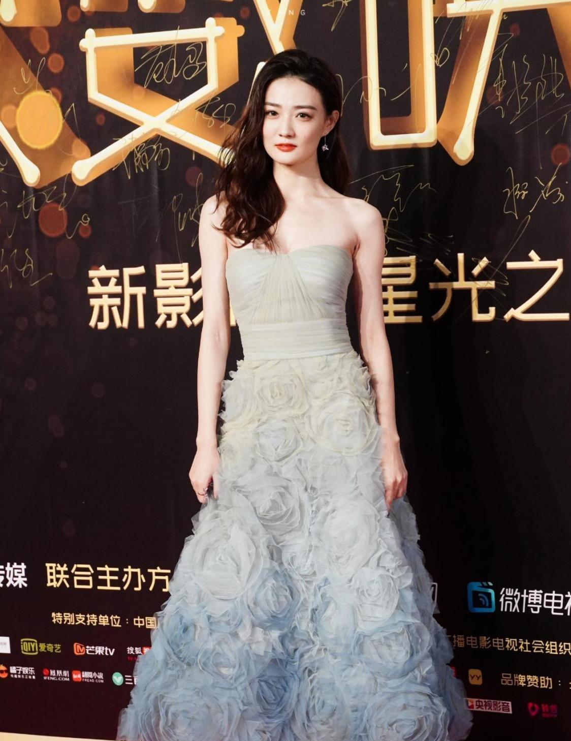 身材|徐璐瘦成“纸片人”，胳膊还没“竹竿”粗，但穿礼服是真的美