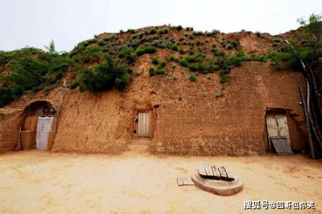 陕西有个“水上布达拉宫”，峭壁上有多处土匪洞，曾被游击队围困