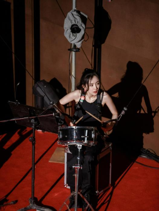 身材|杨幂身材好颜值高，穿搭适合20岁左右女生，气质好很大方