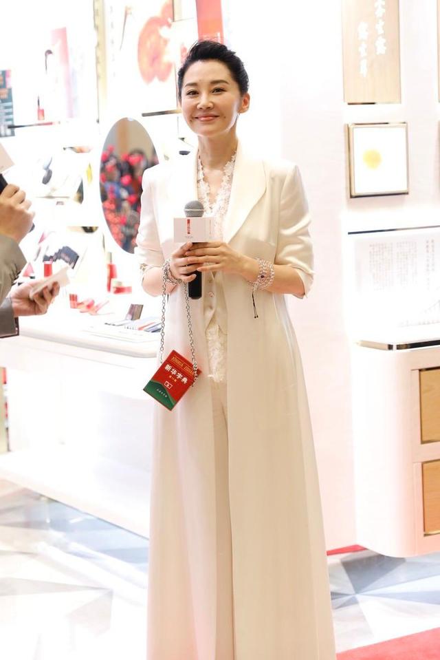 设计|51岁许晴不服老,穿玫红裙扎小马尾超减龄,还像年轻人一样敢穿