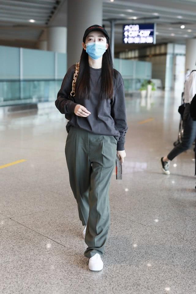 中性|蒋梦婕背“大金条”出街，一身穿搭都是“老爹装”，真会玩