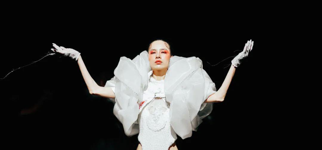 展演|惊艳！广州美术学院惊现赛博朋克沉浸式服装艺术展演-数艺网转