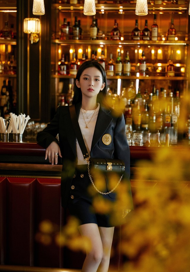 御姐|西装配短裤的混搭风,周也穿出帅气御姐范儿,露出长腿很吸睛