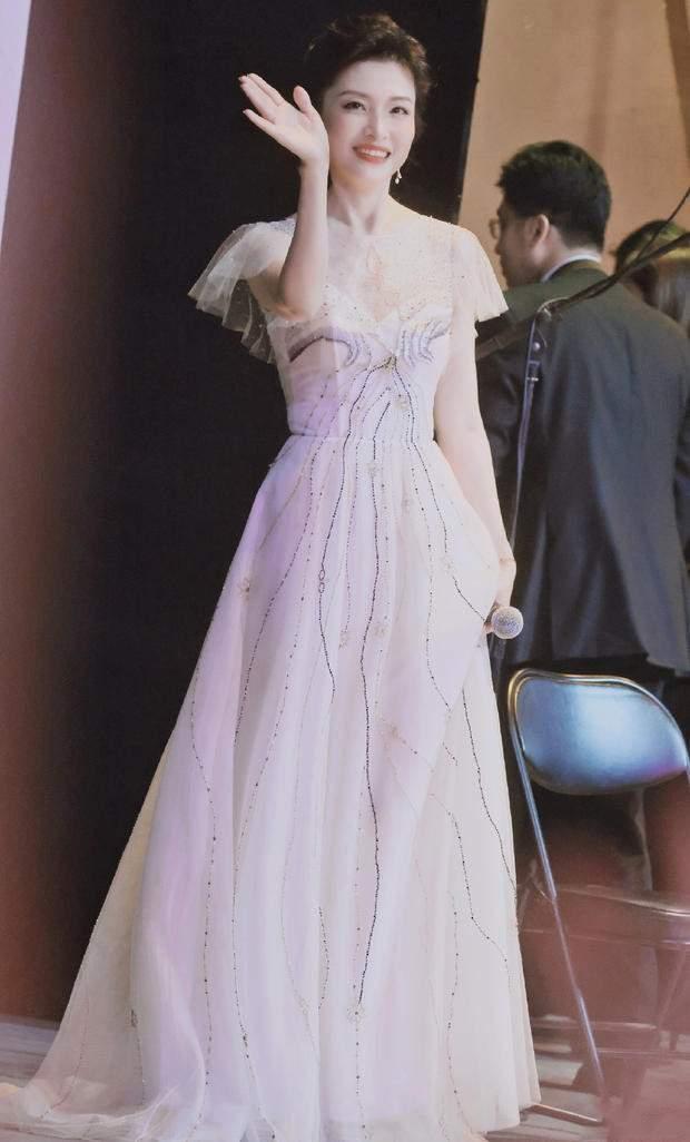 经典|52岁周涛真敢穿,大胆挑战00后穿的纱裙真减龄,不像奶奶辈的人