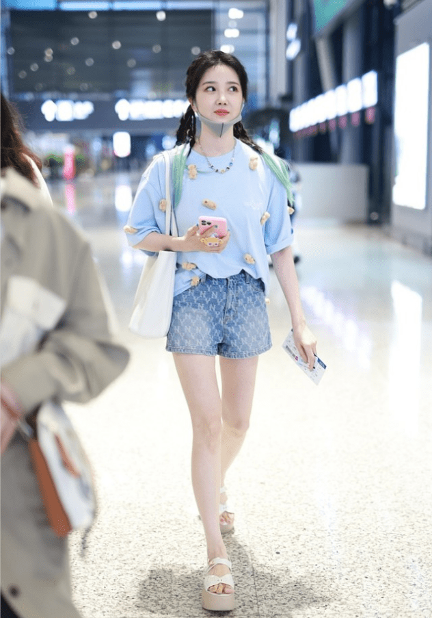&quot|陈小纭的打扮有点＂甜度超标＂，扎双马尾配T恤，还跟小孩子一样
