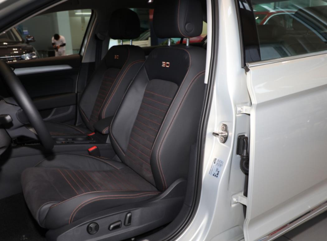 大众迈腾30周年纪念款值吗,翻毛皮座和18寸大轮毂值不值1万多元