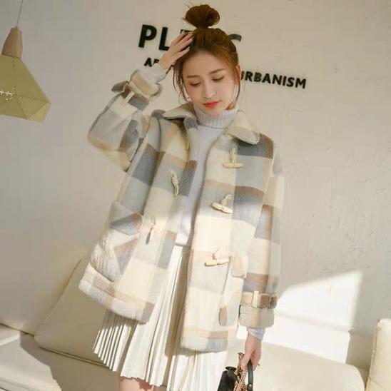 袁冰妍|袁冰妍现身，黄色毛绒大衣可爱满分，带两包出门不知道要装啥