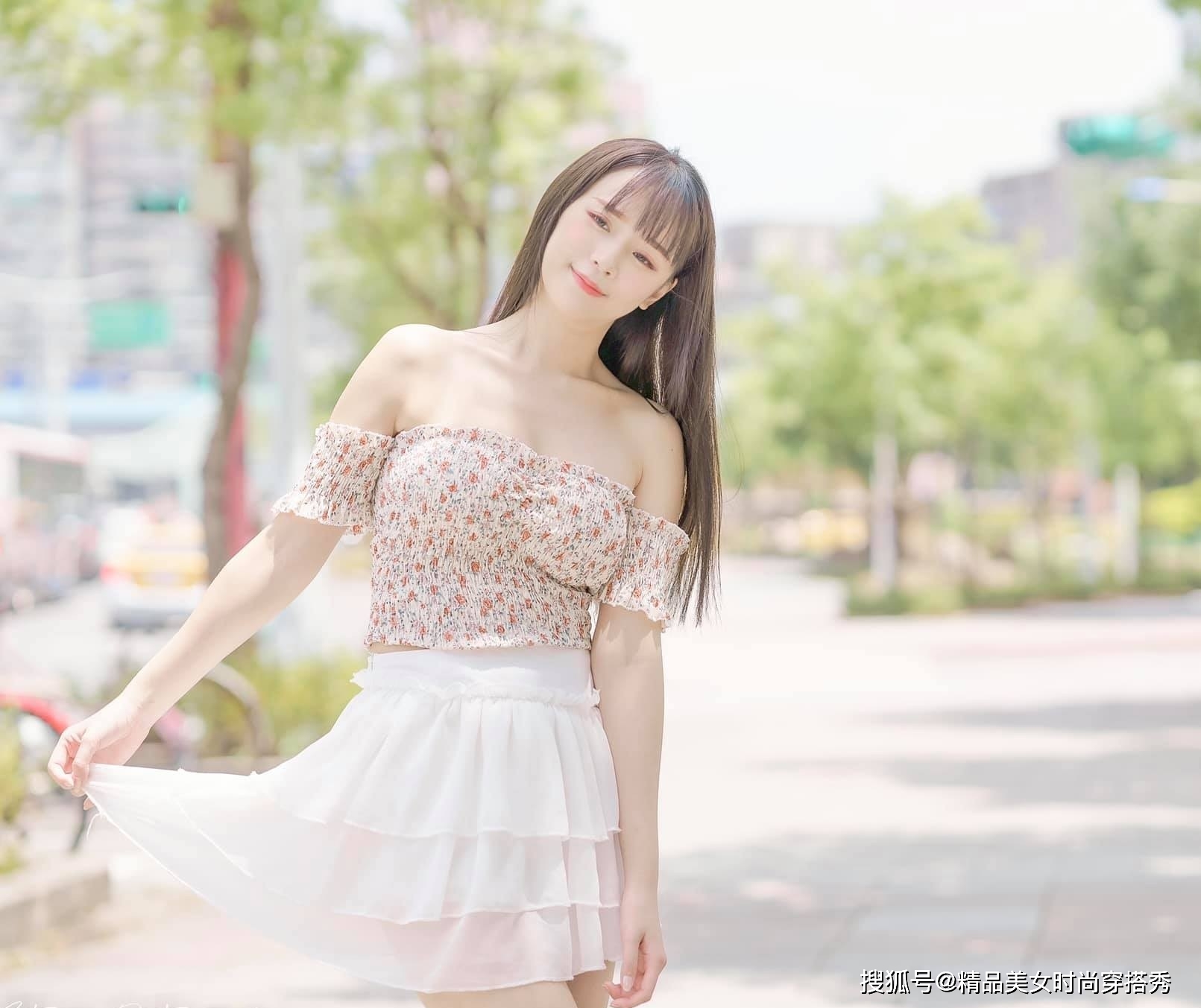 小白|性感优雅的抹胸碎花小衫配白色蛋糕小白裙，撑起街头亮丽风景线