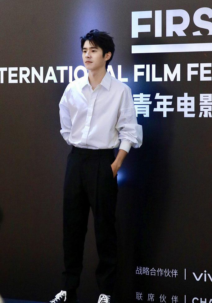 短裙|46岁周迅穿搭不俗，印花短裙配黑丝袜成熟不老气，眼神充满故事感