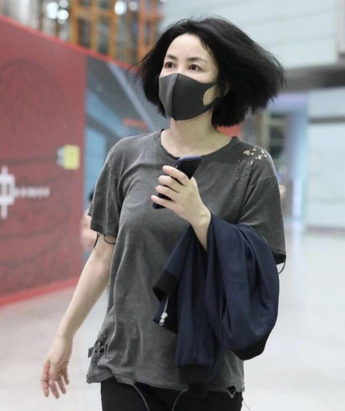 身材|王菲气质好太任性，这么破烂的T恤还敢穿出门，普通阿姨驾驭不了