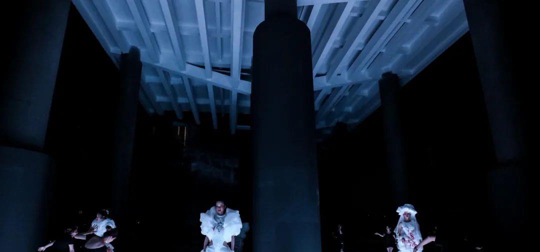 展演|惊艳！广州美术学院惊现赛博朋克沉浸式服装艺术展演-数艺网转