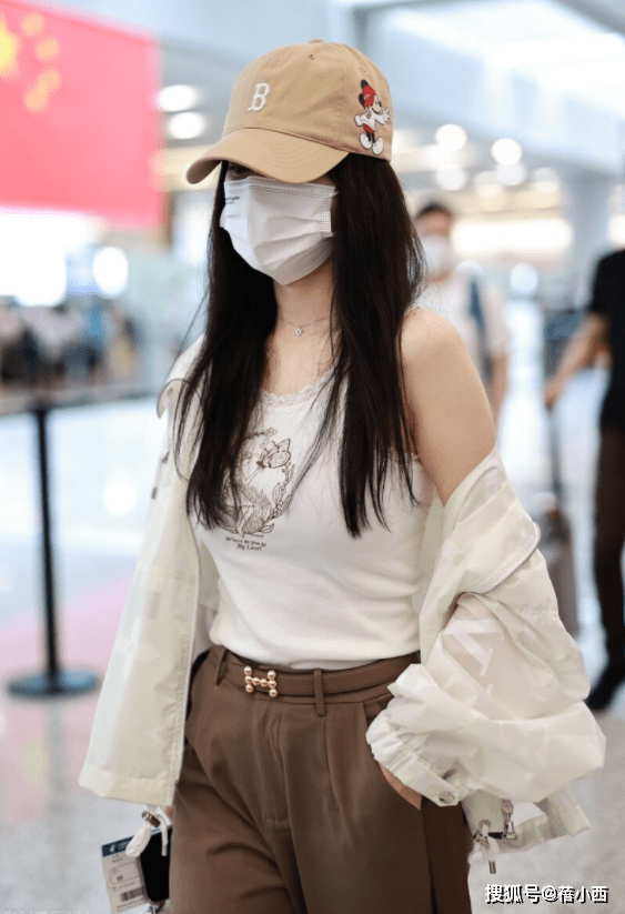 上衣|李小璐又不好好穿衣服了，穿宽松外套硬要扯下一边袖子，还挺时髦