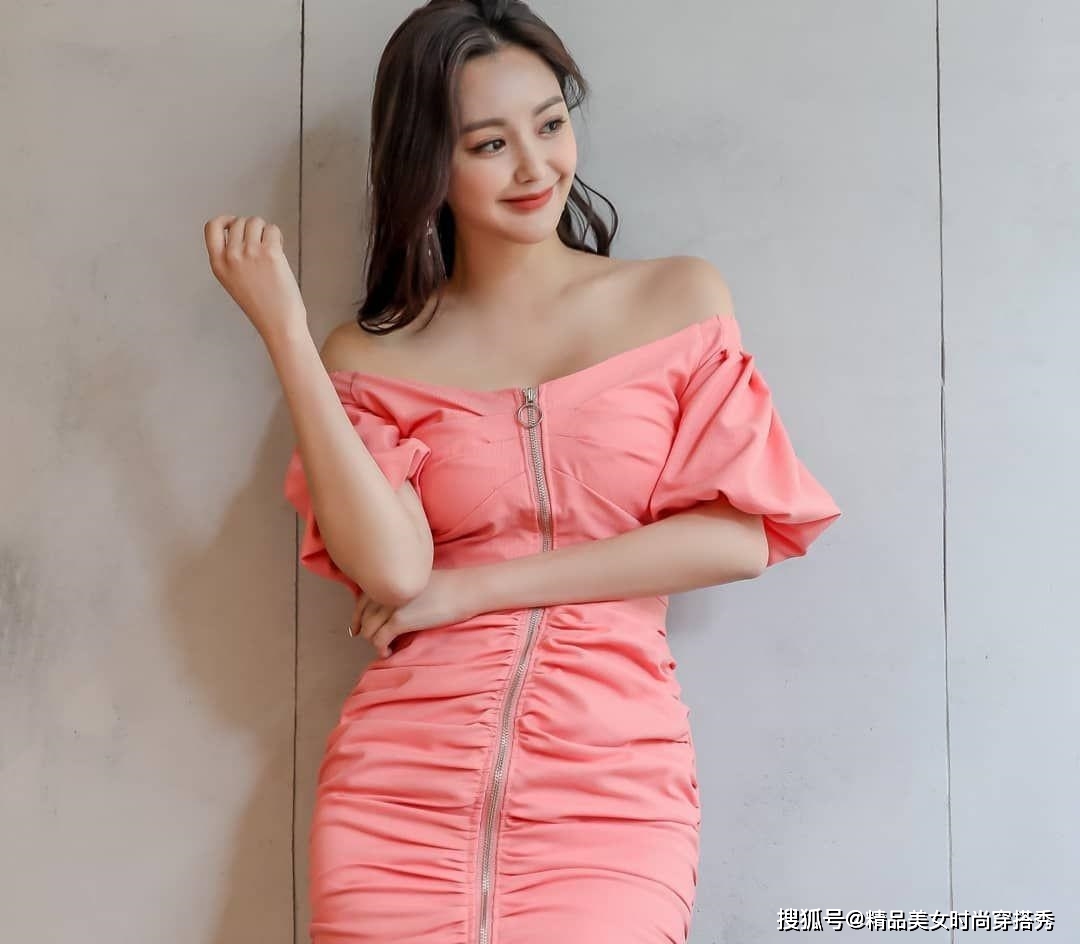 粉色的露肩连衣裙既能展现性感,又能显得格外唯美,妥妥的女神范_的