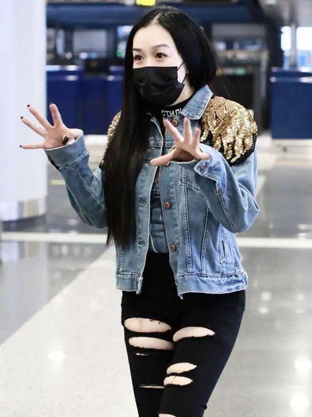 星人|50岁钟丽缇真是敢穿,牛仔外套配紧身“破洞裤”,腰是腰腚是腚