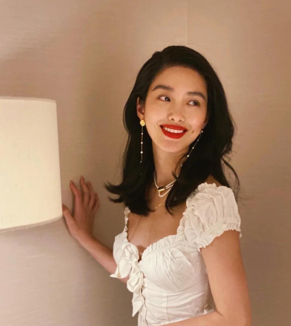 兰迪|没必要每个人都追求冷白皮，学习杨采钰这样穿，黄皮女生照样惊艳