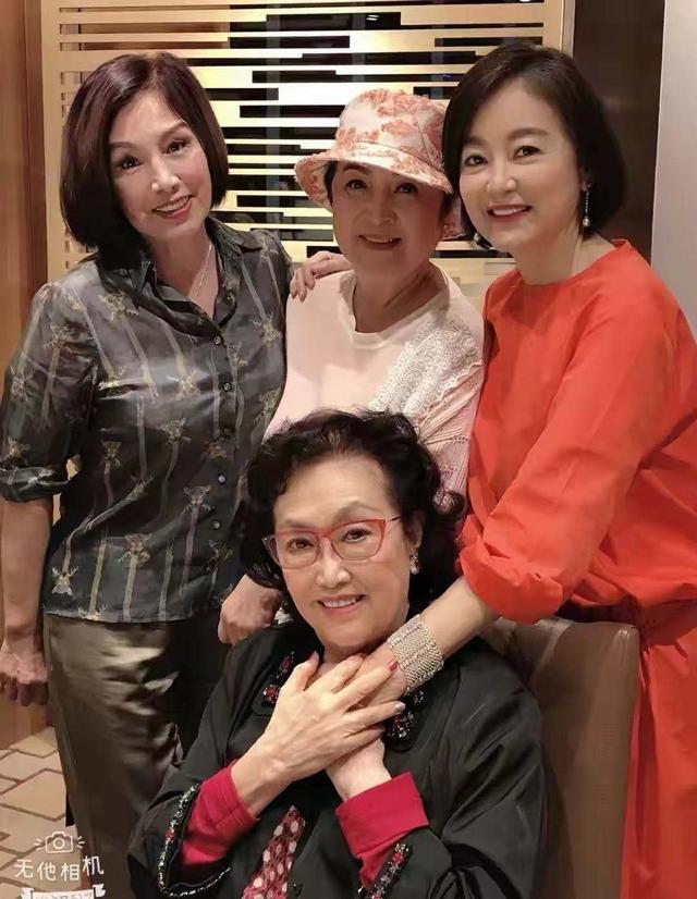 成功|66岁林青霞现身好友生日趴！瘦身成功美出新高度，穿得像个大姑娘