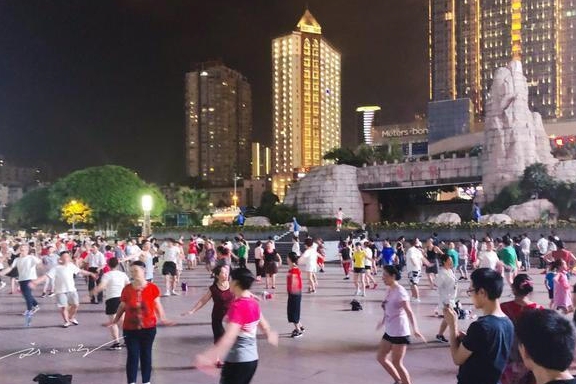 重庆观音桥最特别的一景：妖娆男子带领上百人跳广场舞，游客看呆