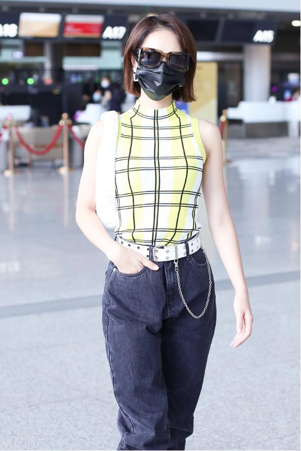 黑色|蓝盈莹太飒了,穿无袖紧身衣尽显火辣身材,可不是谁都能穿无袖衫