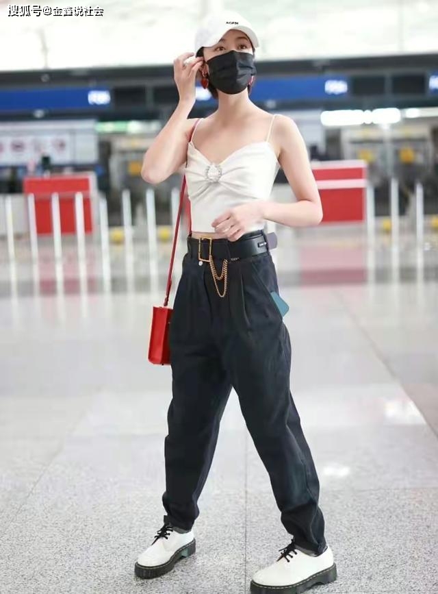 身材|蓝盈莹身材好撩，穿蝴蝶领小吊带晒“袖针腰”，就是裤子不太美观