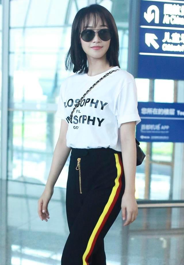 缝个|蓝盈莹这是穿了个啥,黑裤子上缝个“金拉链”,造型显眼难忽视