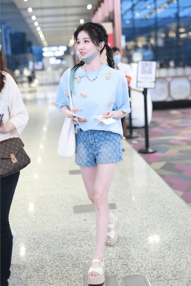 &quot|陈小纭的打扮有点＂甜度超标＂，扎双马尾配T恤，还跟小孩子一样