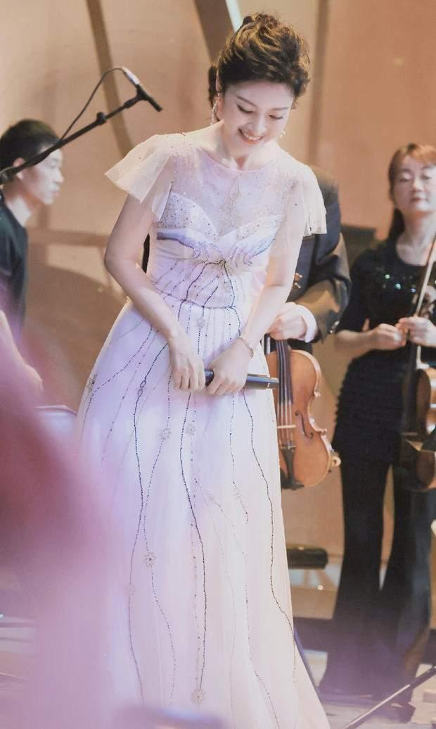 经典|52岁周涛真敢穿,大胆挑战00后穿的纱裙真减龄,不像奶奶辈的人