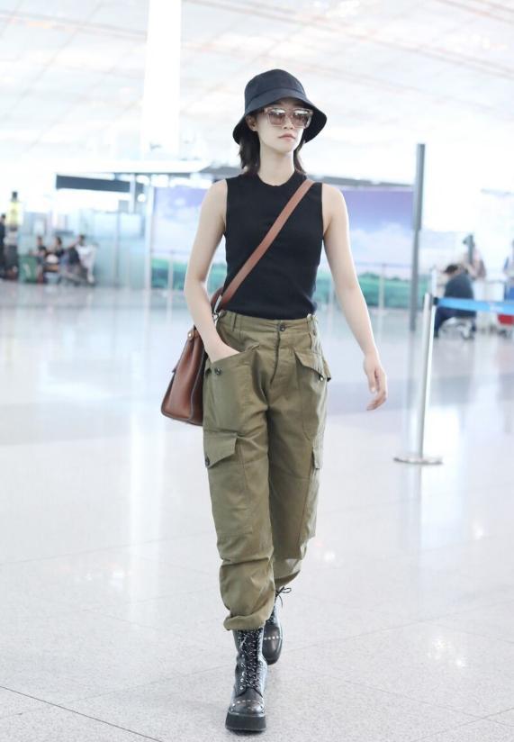 黑色|蓝盈莹太飒了,穿无袖紧身衣尽显火辣身材,可不是谁都能穿无袖衫