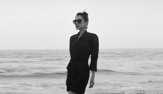 西装|42岁章子怡容光焕发，真空穿西装戴大金链，瘦成长脸气质大变样