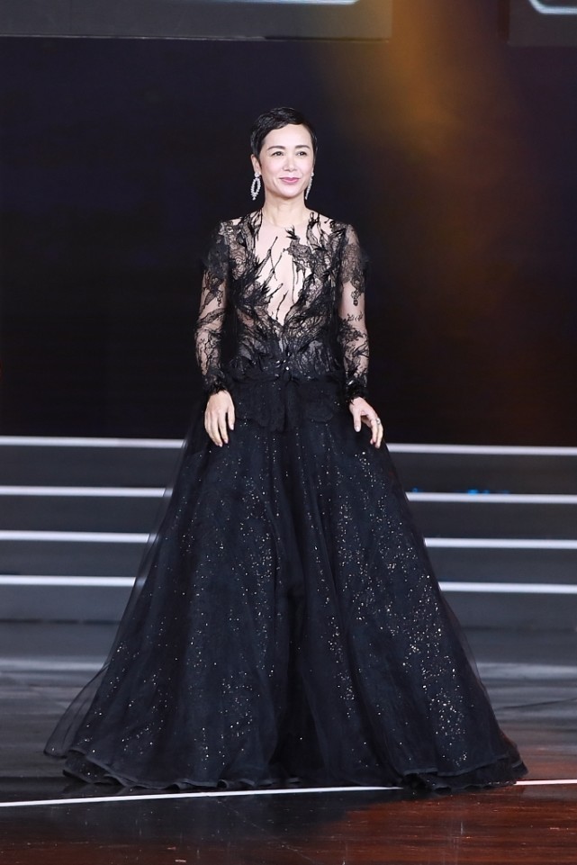 黑色|蒋雯丽真是“奶奶辈”，身穿黑色礼服裙，大秀身材还是很自信