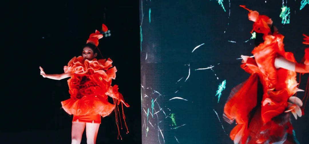 展演|惊艳！广州美术学院惊现赛博朋克沉浸式服装艺术展演-数艺网转