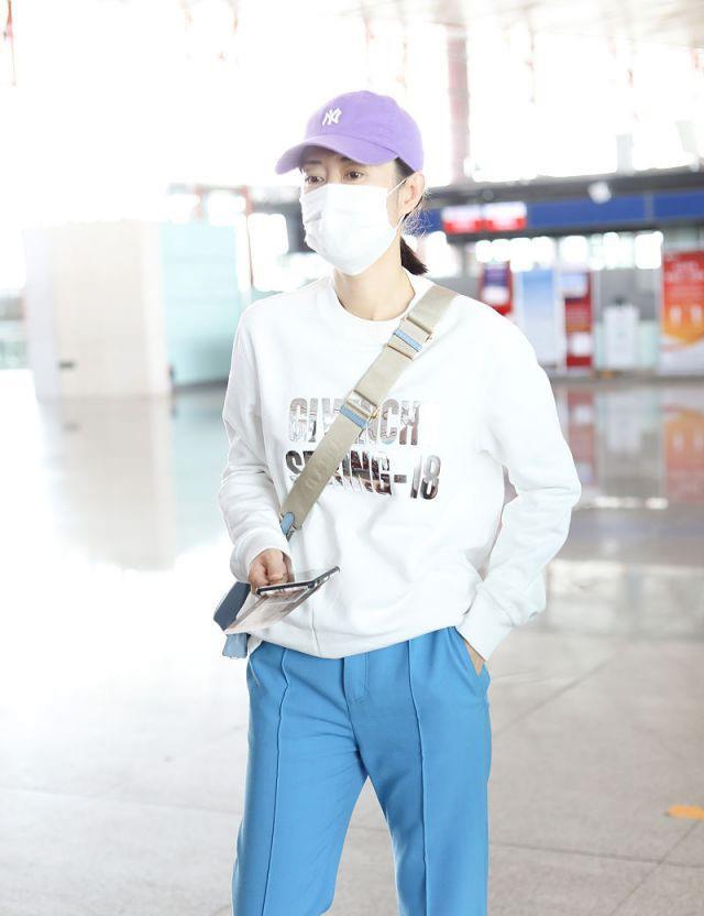 天蓝色|刘敏涛堪称中年穿搭典范，“糖果色”搭白色真减龄，既吸睛又高级