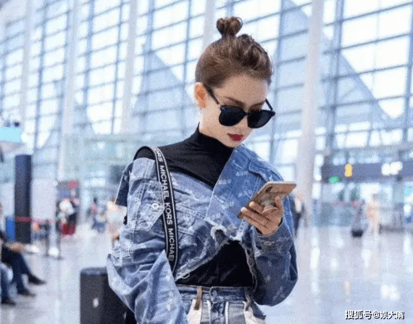 戚薇|想红想疯了?戚薇裤子反穿引热议网友:时尚就是不好好穿衣服?