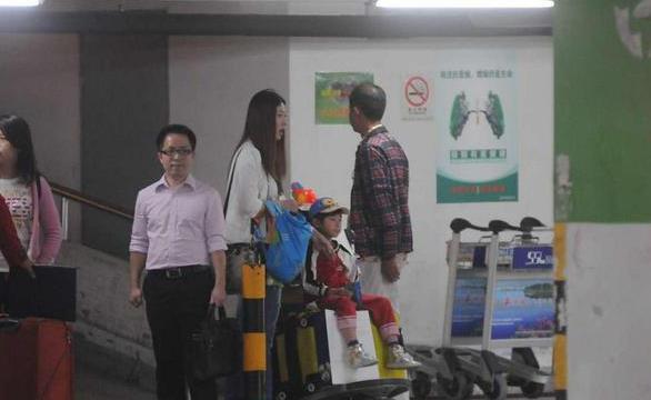 身材|陈坚红穿牛仔裤展示长腿，173身高到哪都是焦点，王志文真有眼光