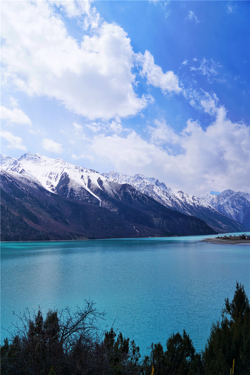 湖畔|川藏线上的神奇堰塞湖，天气晴朗的时候美如画卷，秋天风景最好看