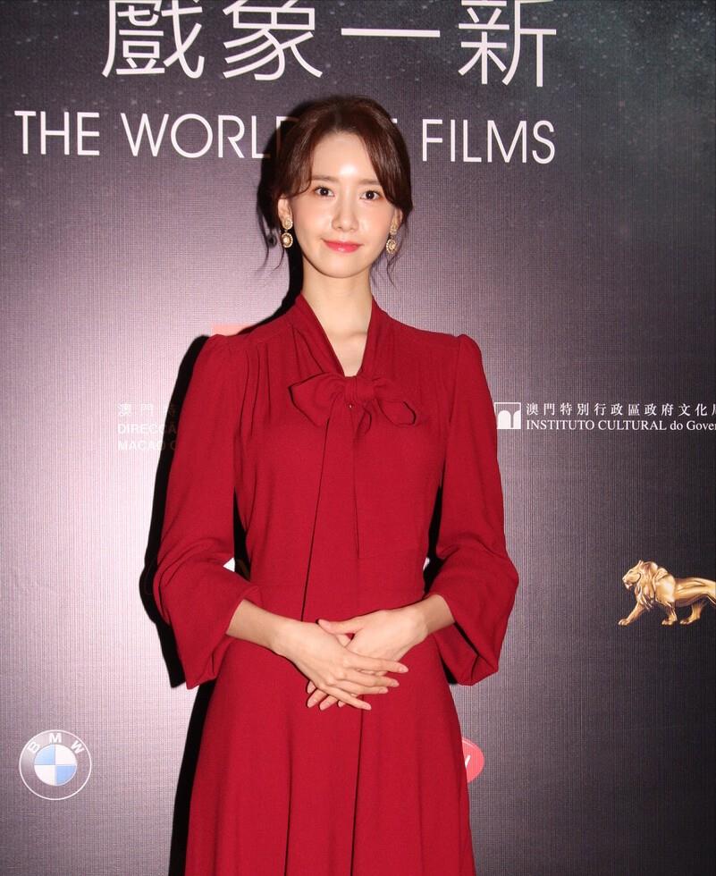 林允儿气质真好,穿红裙高贵冷艳,斜肩款式亮眼吸睛,美疯了