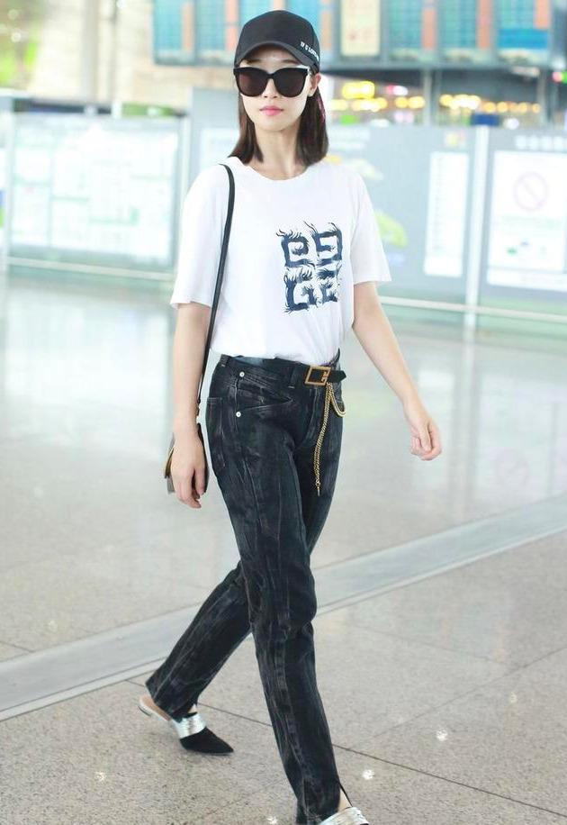 金色|蓝盈莹挺帅气，牛仔裤上挂“金链子”，身材纤细“自我管理”真好