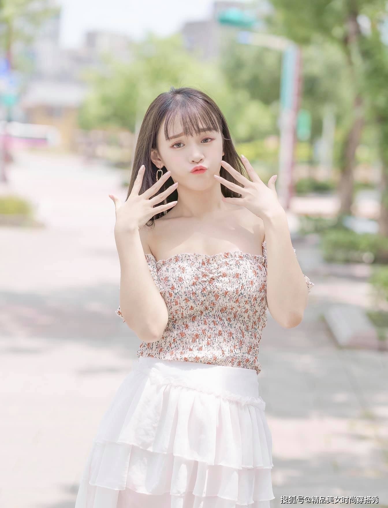 小白|性感优雅的抹胸碎花小衫配白色蛋糕小白裙，撑起街头亮丽风景线