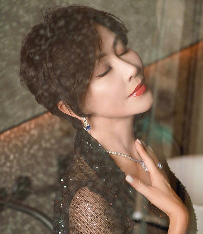 新潮|55岁刘嘉玲越老越敢尝试，穿“围巾款外套”够新潮，真有阔太范