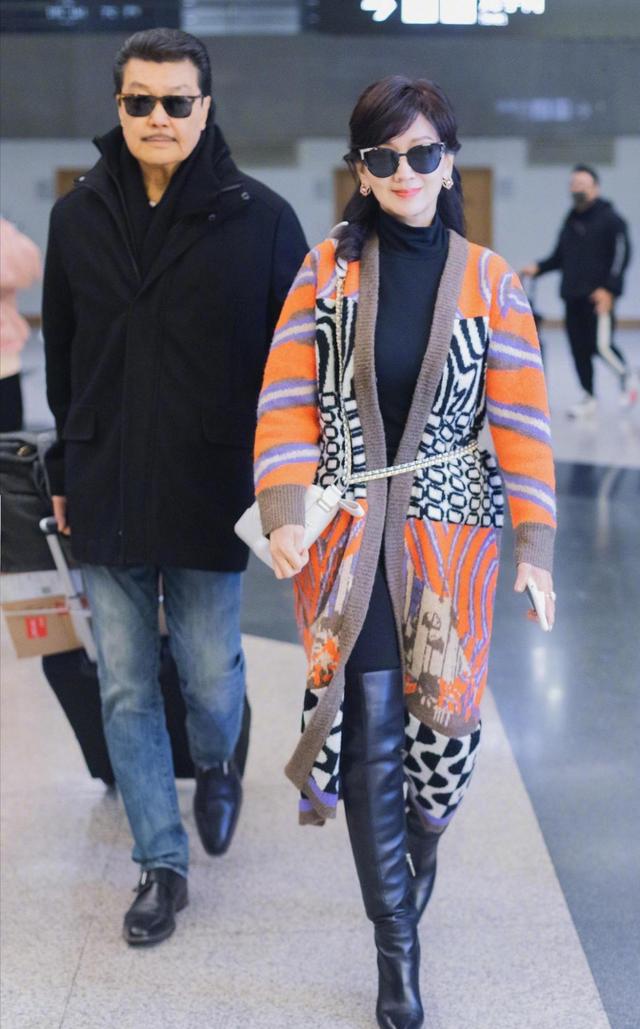 黑色|66岁赵雅芝太时尚，穿橙色大衣还扎马尾辫，厉害了我的老太太