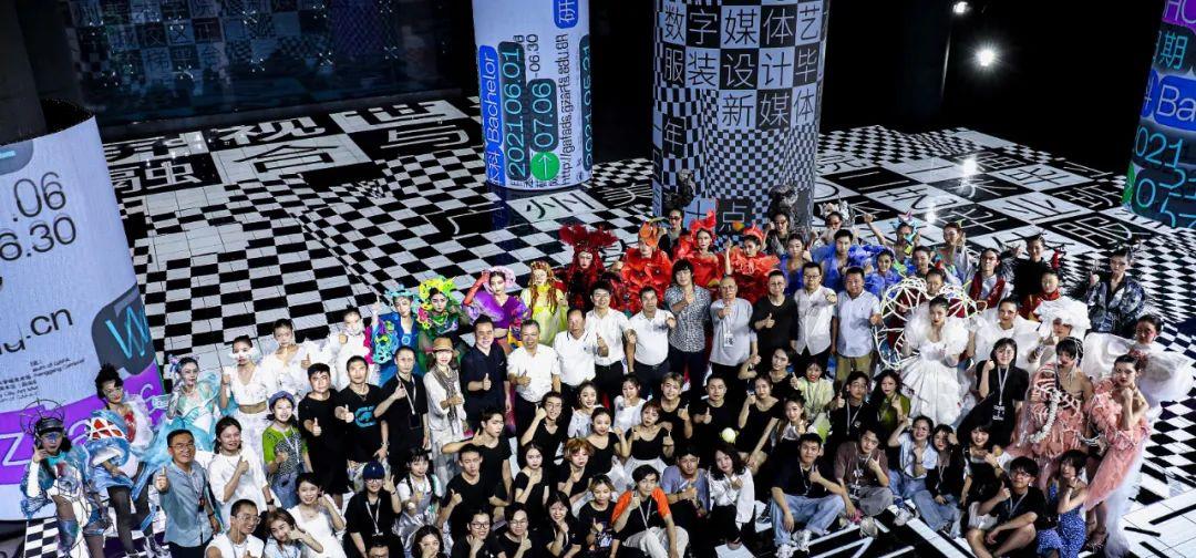 展演|惊艳！广州美术学院惊现赛博朋克沉浸式服装艺术展演-数艺网转